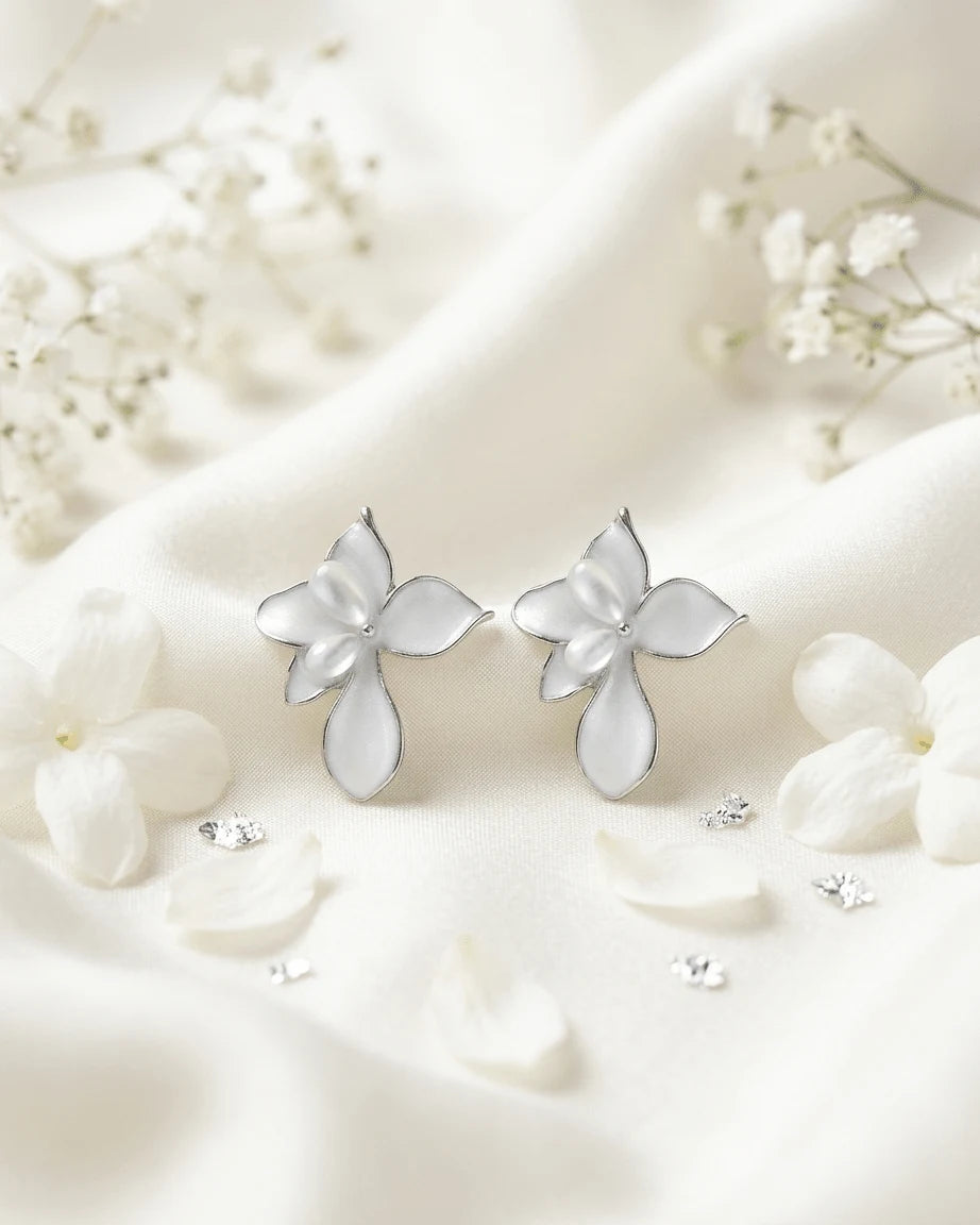 Ivory colour earrings with resin finish in drops shape with two stones on it