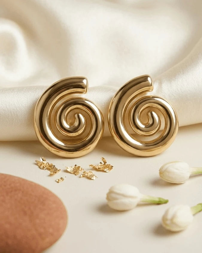 Earrings with spiral shape and golden colour and very light weight earring
